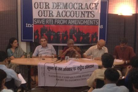 (left to right) NCPRI member Anjali Bharadwaj, veteran editor Vinod Mehta, former NAC member Aruna Roy, former burreaucrat Harsh Mander, NCPRI co-convenor Nikhil Dey